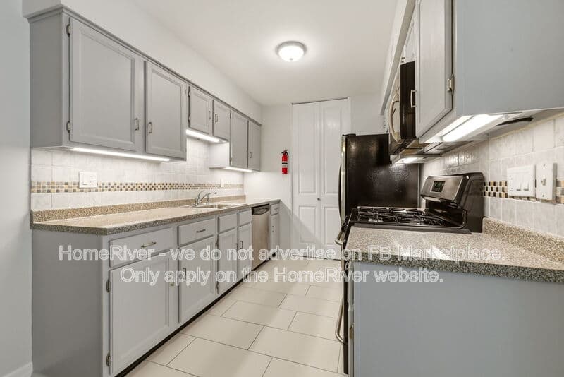 Bloomfield Condo: 42 John St