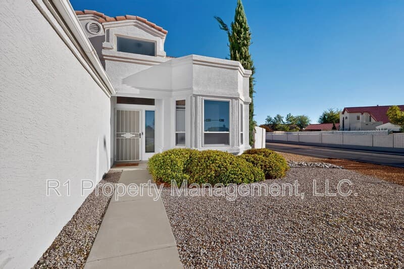 Rio Rancho House: 233 Nicklaus Drive Southeast