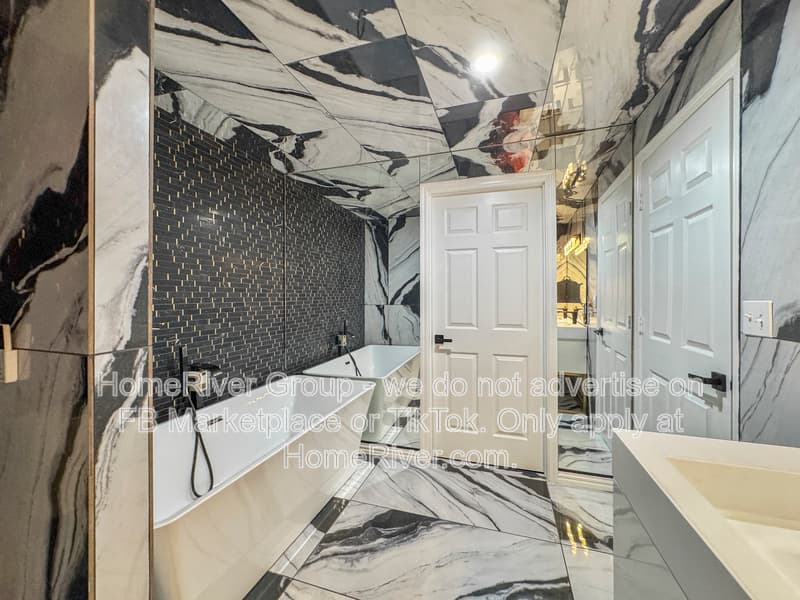 Dallas House: 1124 E 11th St