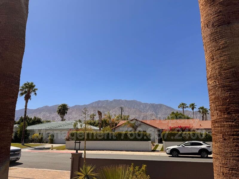 Palm Springs House: 2004 N San Antonio Rd
