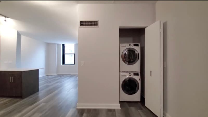 Chicago Condo: 201 W Lake St