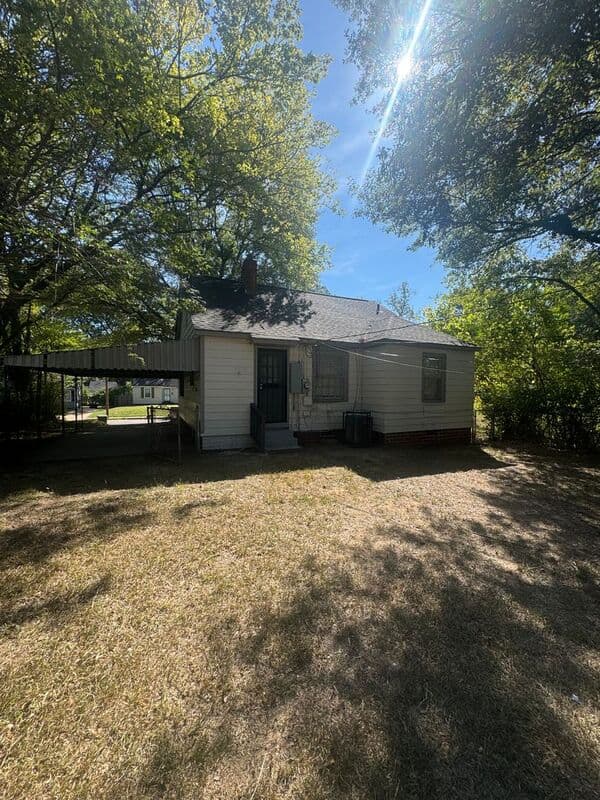 Memphis House: 1055 W Walthal Cir
