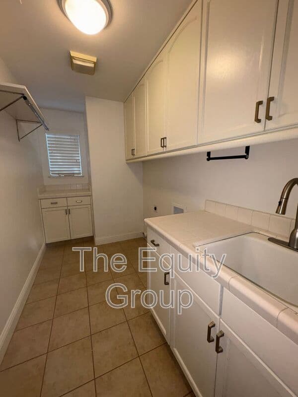 Clovis House: 3227 Jasmine Ave