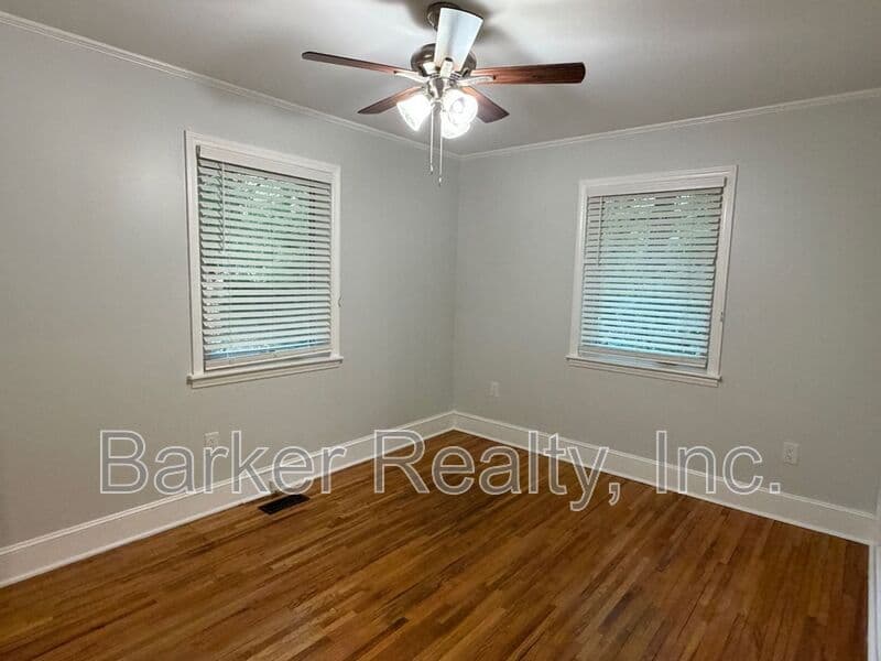 Chapel Hill House: 401 Barclay Road