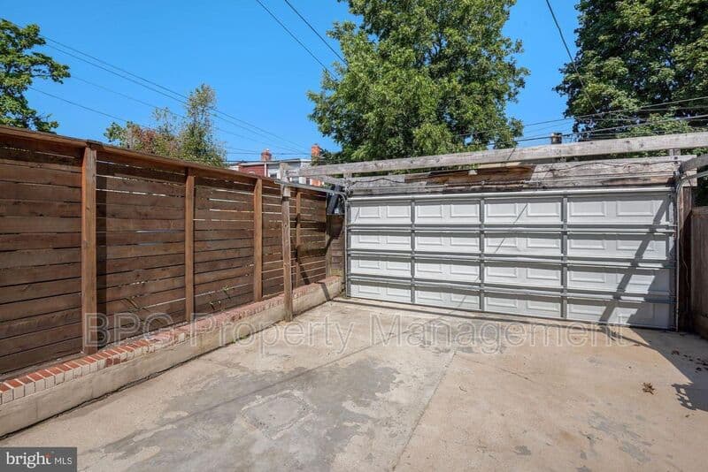 Washington House: 431 Manor PL NW