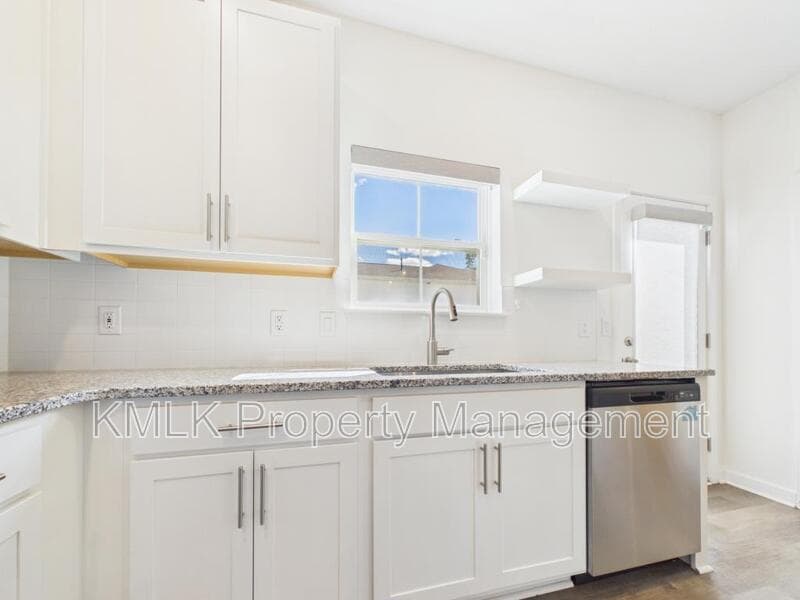 Akron House: 572 Auld Farm Cir