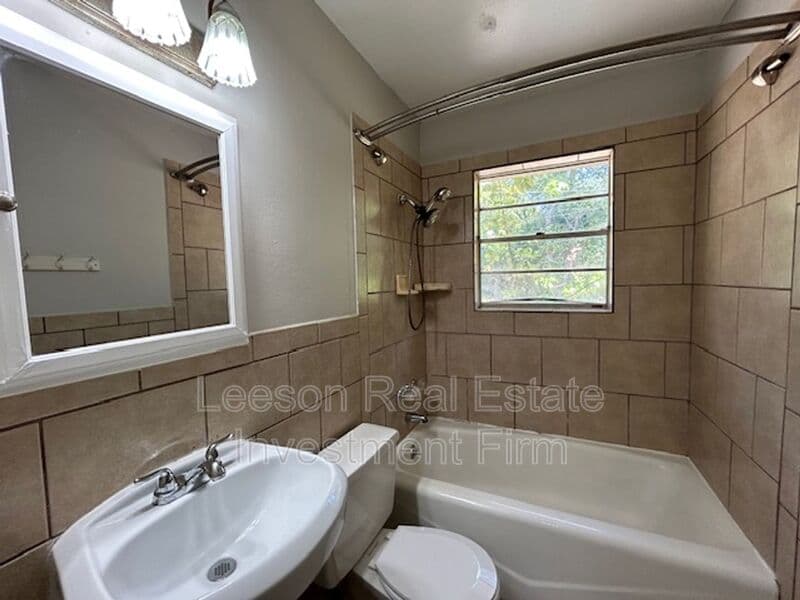 Shreveport House: 1102 Cloverdale Dr.