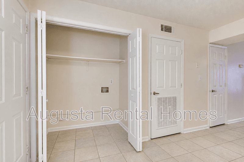 Thomson Townhome: 104 Canary Street