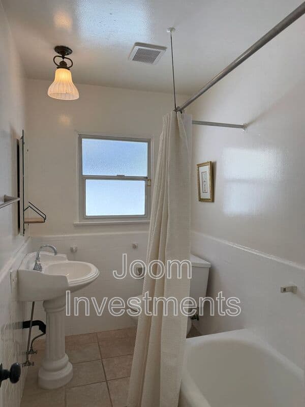 Los Angeles House: 2523 S Bentley Ave