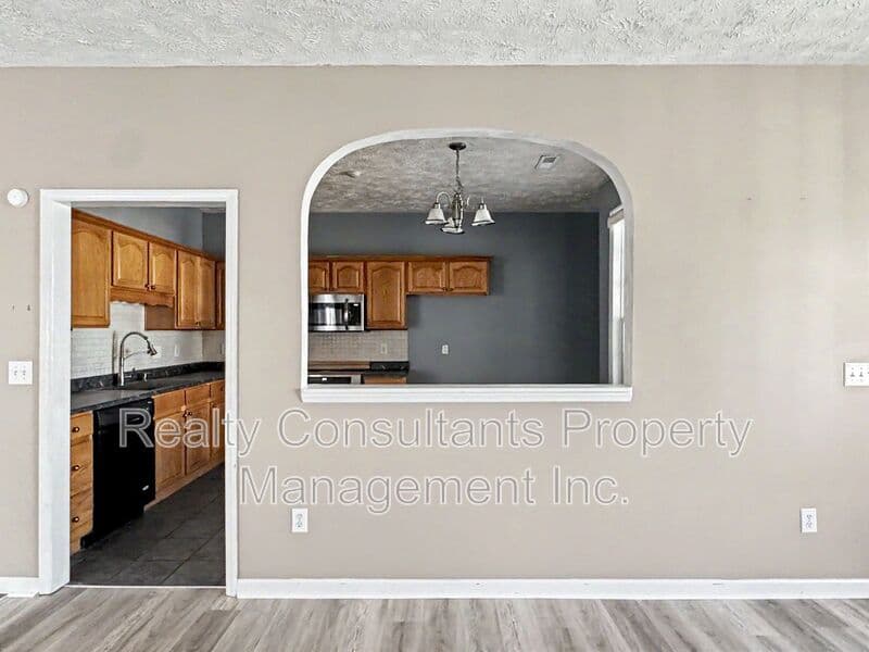 Fayetteville House: 7701 Redwood Avenue