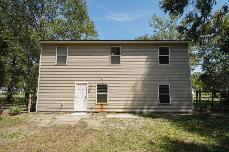 Midway House: 44 Sunrise Cir