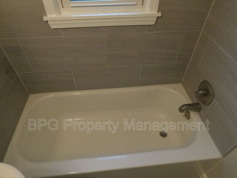 Warrenton Condo: 394 Jackson Street