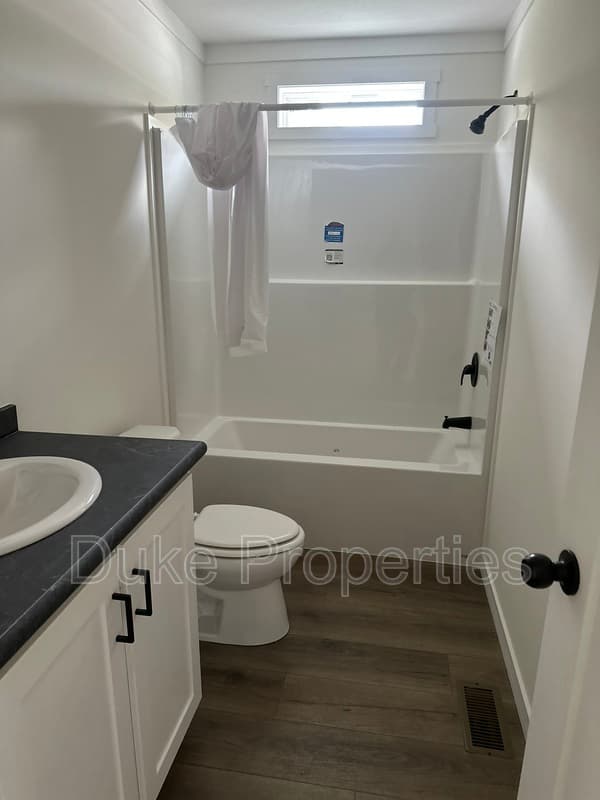 Utica House: 224 Tipperary Drive