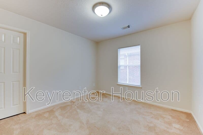 Houston House: 16014 Hidden Crest