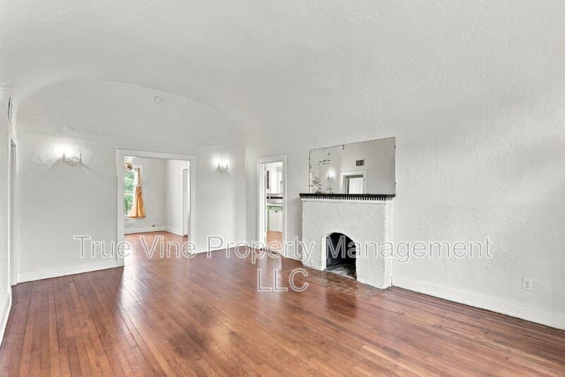 San Antonio House: 1446 Fulton Avenue