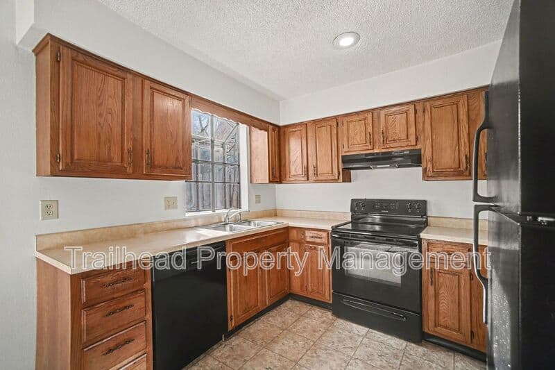 Blue Springs House: 410 NW Nottingham Lane