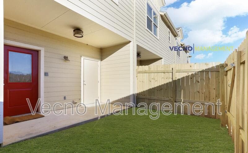 Pleasanton House: 215 Circle Court