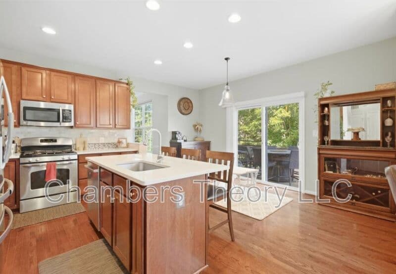 Woodbridge House: 3324 Eagle Ridge Dr