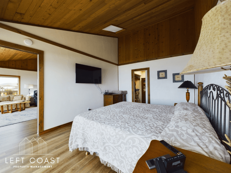 Lincoln City House: 1033 Northwest Inlet Avenue