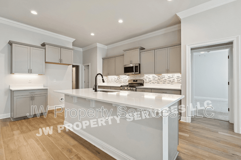 Hammond House: 44208 Huntley Rd