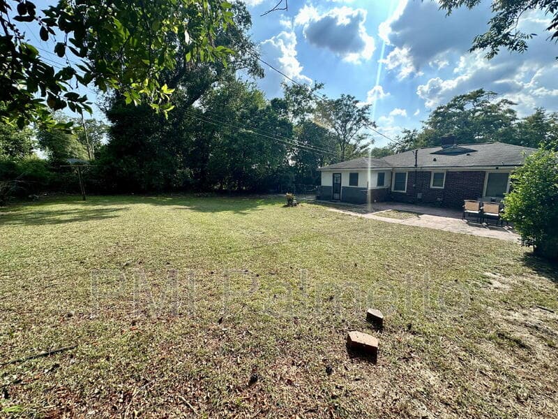 Columbia House: 3727 Maybank St