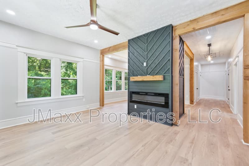 Atlanta House: 1838 Moore St NW