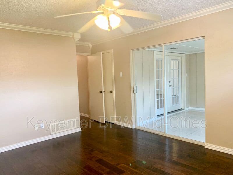 Irving House: 505 E Scotland Dr