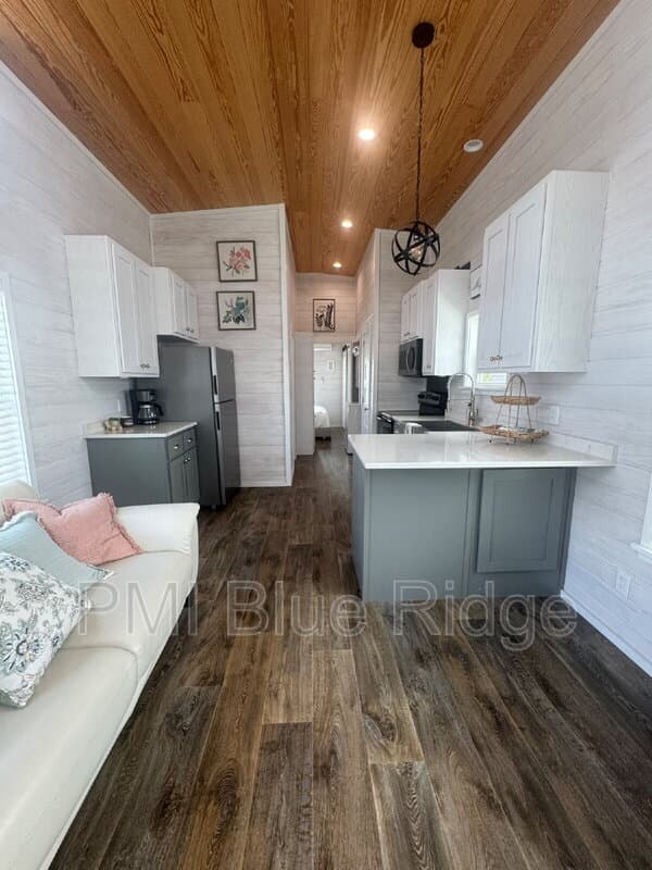 Flat Rock House: 57 Breezy Meadows Ln