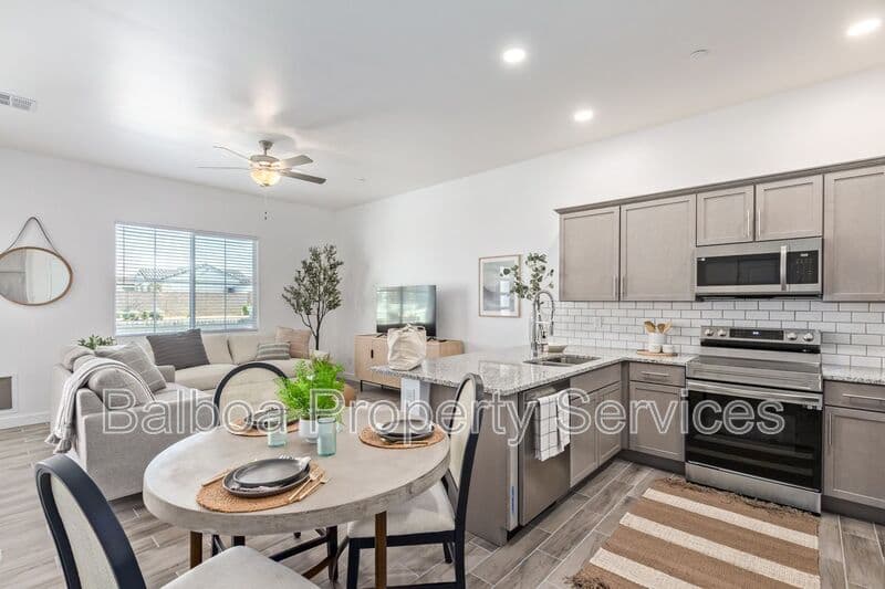 Mesa Townhome: 3230 E Thomas Rd