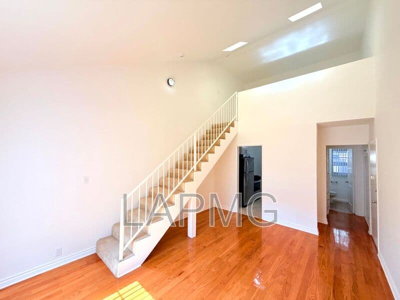 Los Angeles House: 6200-6206 Fountain Avenue