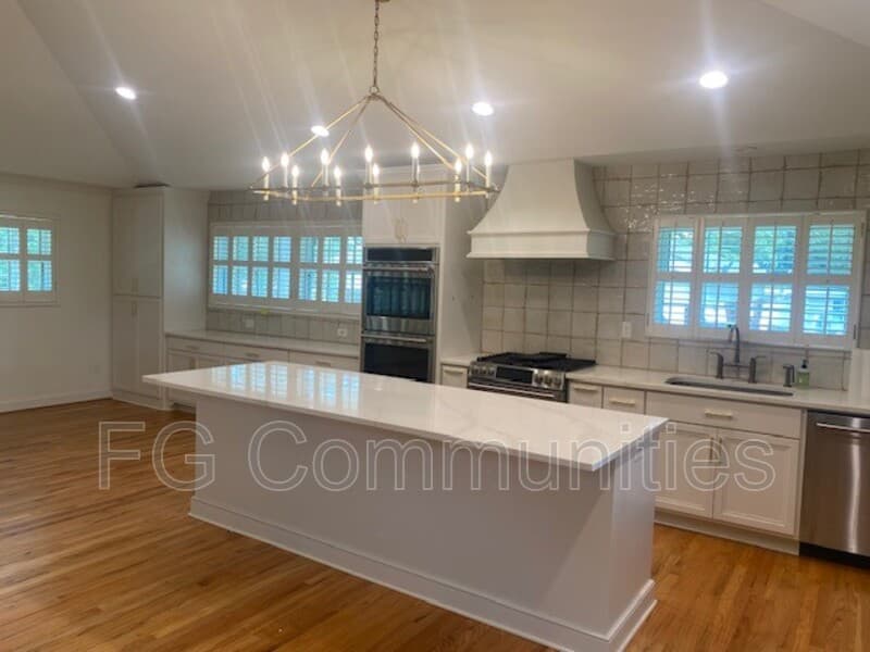 Easley House: 206 Sunshine Way