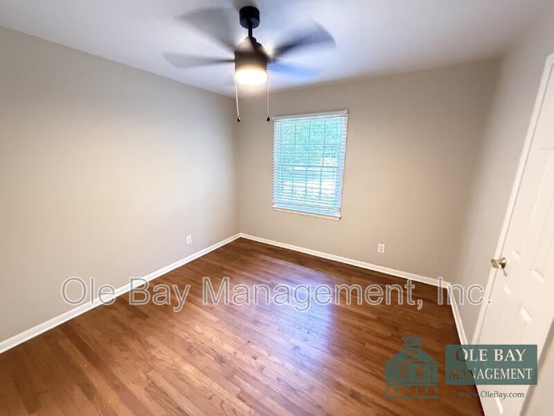 Mobile House: 108 Hilltop Dr E