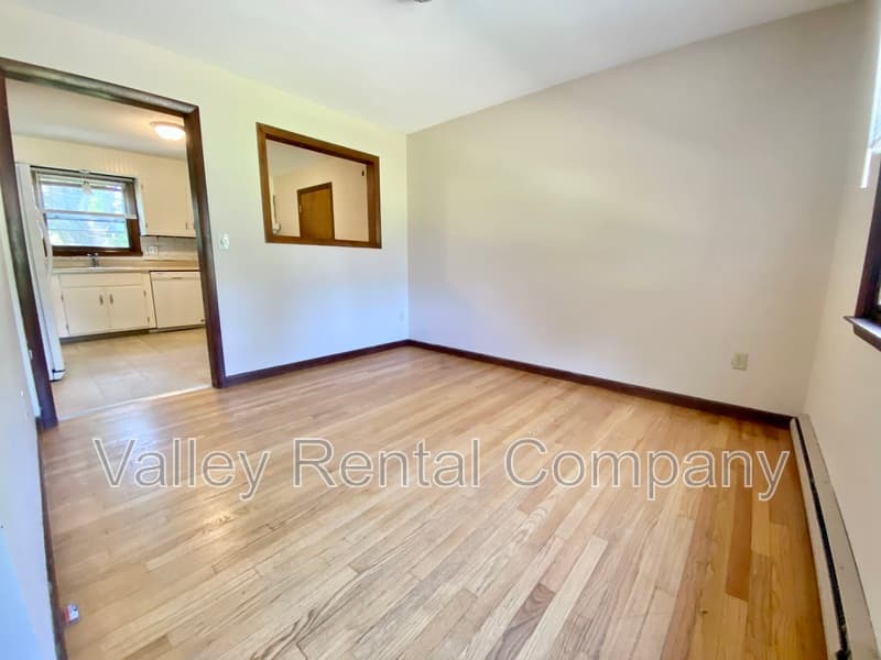 Hadley House: 73 Rocky Hill Rd
