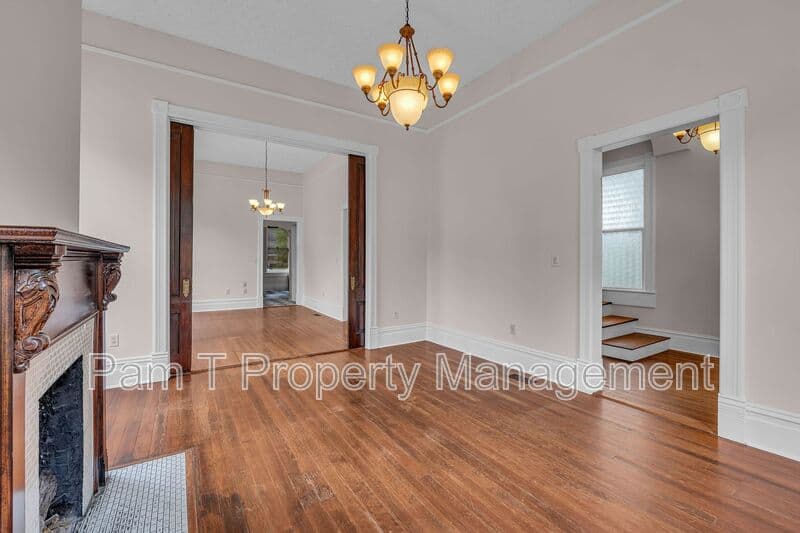 Savannah House: 201 W 37th St