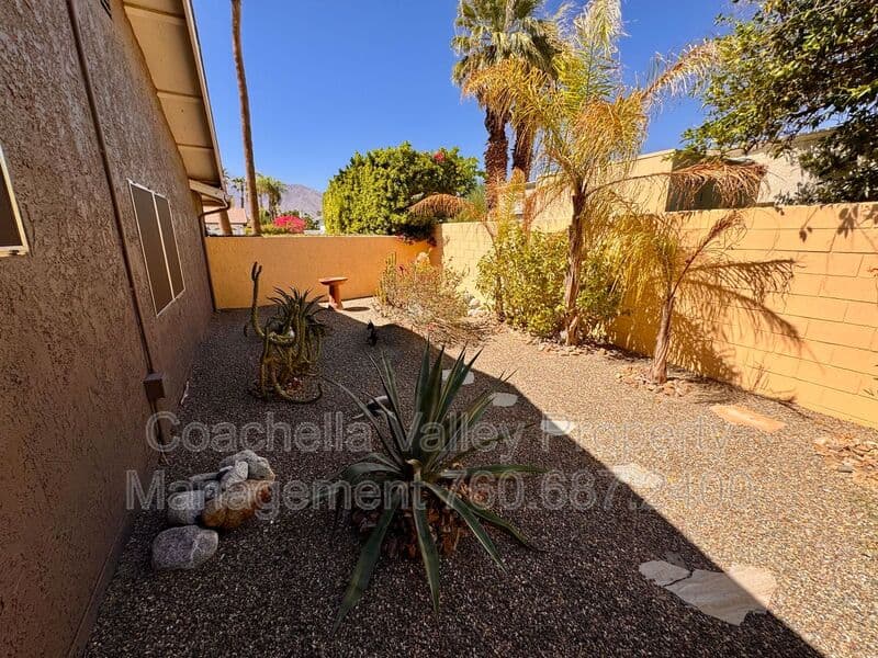 Palm Springs House: 2004 N San Antonio Rd