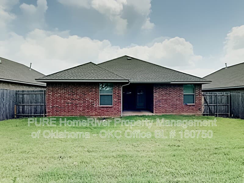 Midwest City House: 139 Saint Charles Way