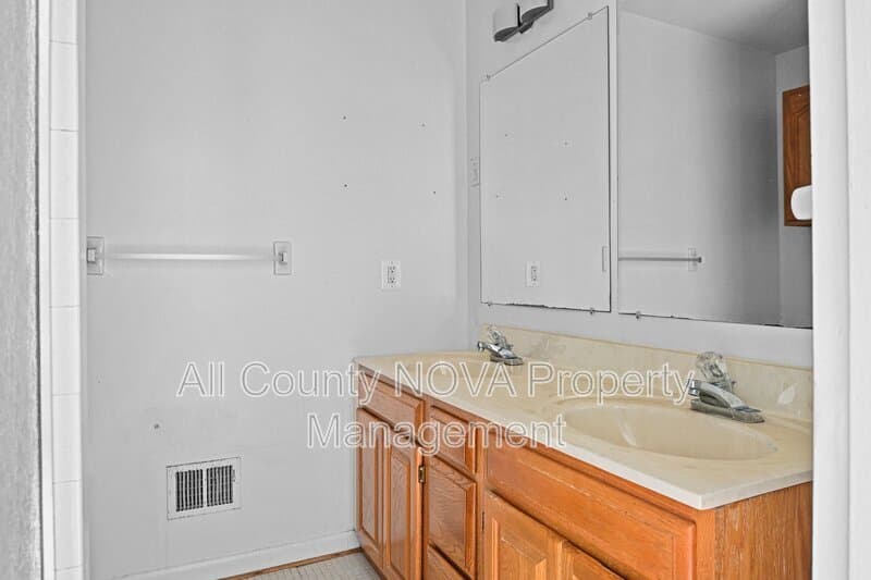 Dunn Loring House: 8108 Timber Valley Ct