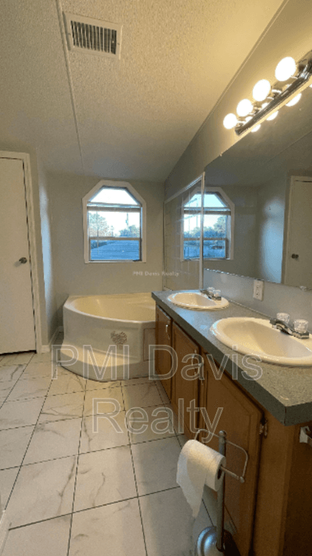 Orange Park House: 2645 Mosley Rd