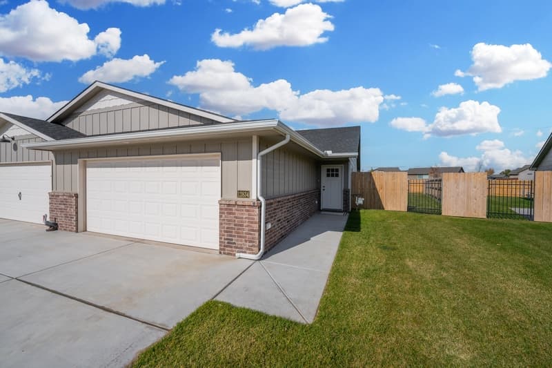 Wichita House: 2865 S Cedar Crest Ct Unit 200