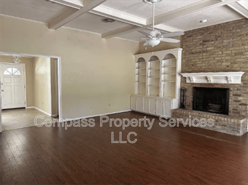 Woodway House: 902 Woodland West