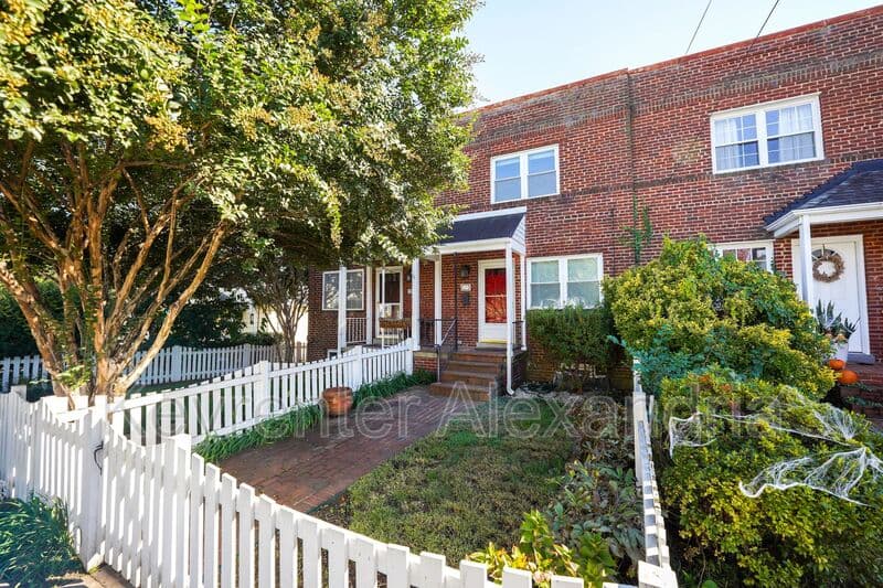 Alexandria Townhome: 511 E Windsor Ave