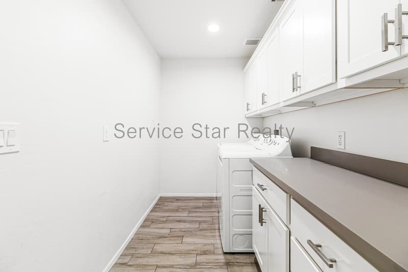 Chandler House: 1113 W Oakland St