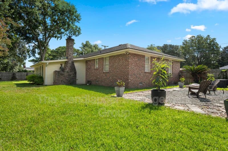 Charleston House: 1652 Boone Hall Drive