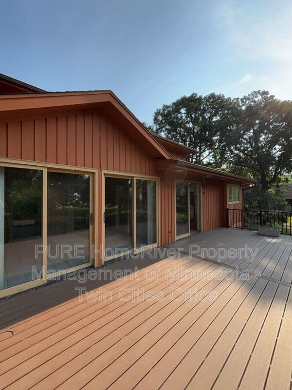 Edina House: 7420 Hyde Park Cir