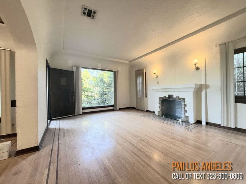 Los Angeles House: 7001 2nd Avenue