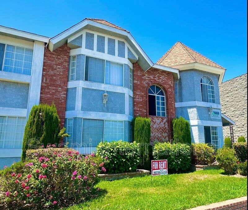 Hawthorne Condo: 14323 Cerise Avenue