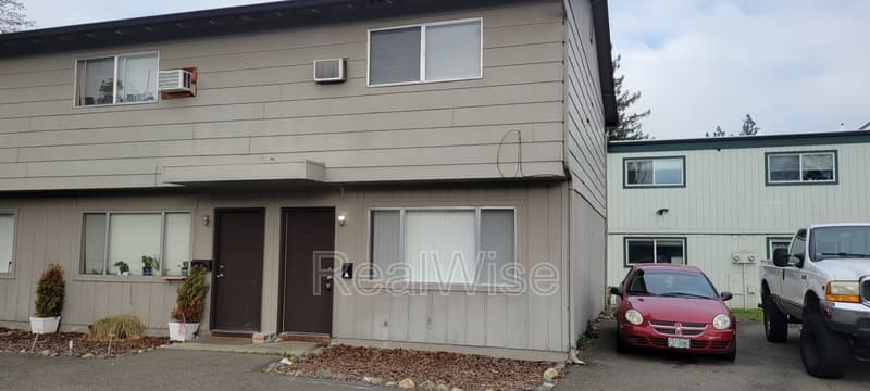 Grants Pass Townhome: 1112 SW 5th St