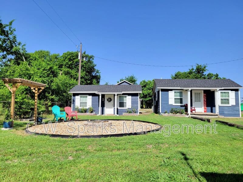 West Tawakoni House: 1901 E Hwy 276