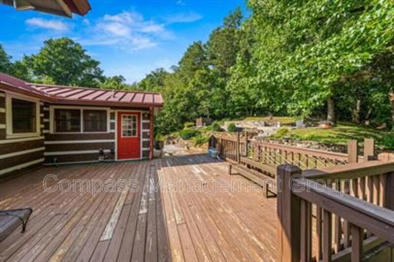 Knoxville House: 2004 Thompson Road
