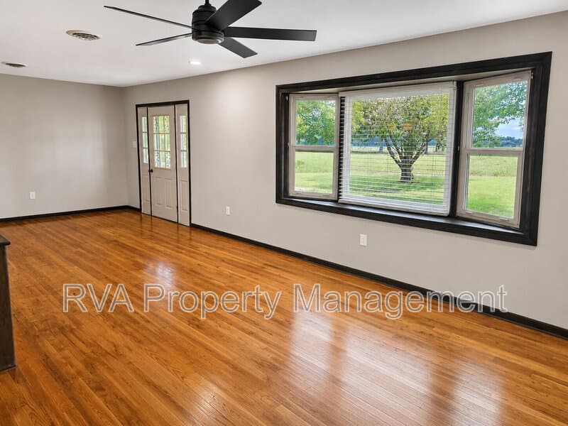 Mechanicsville House: 4476 Country Walk Lane